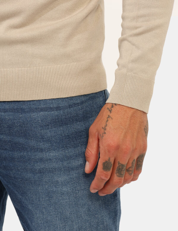 Maglione Prj22. Beige - Maglia a collo alta classica, in total beige. La vestibilità è morbida e pratica. La maglia è adatta