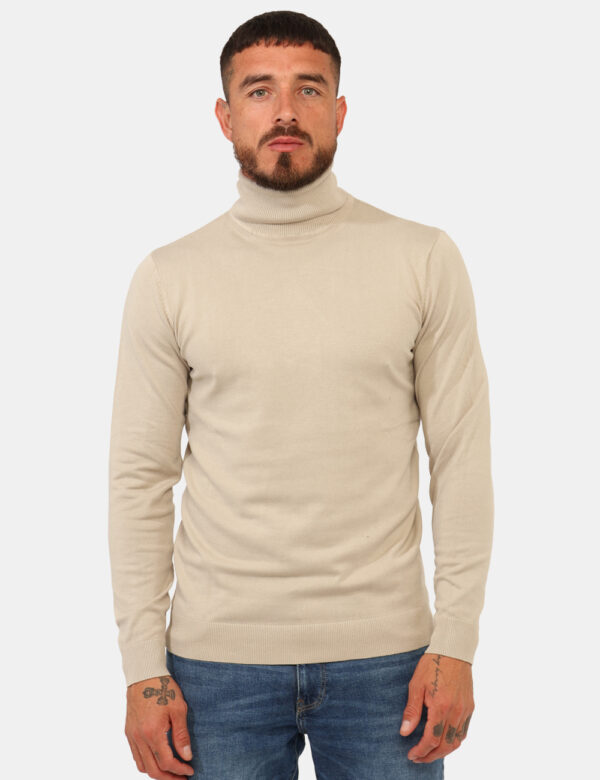 Maglione Prj22. Beige - Maglia a collo alta classica, in total beige. La vestibilità è morbida e pratica. La maglia è adatta
