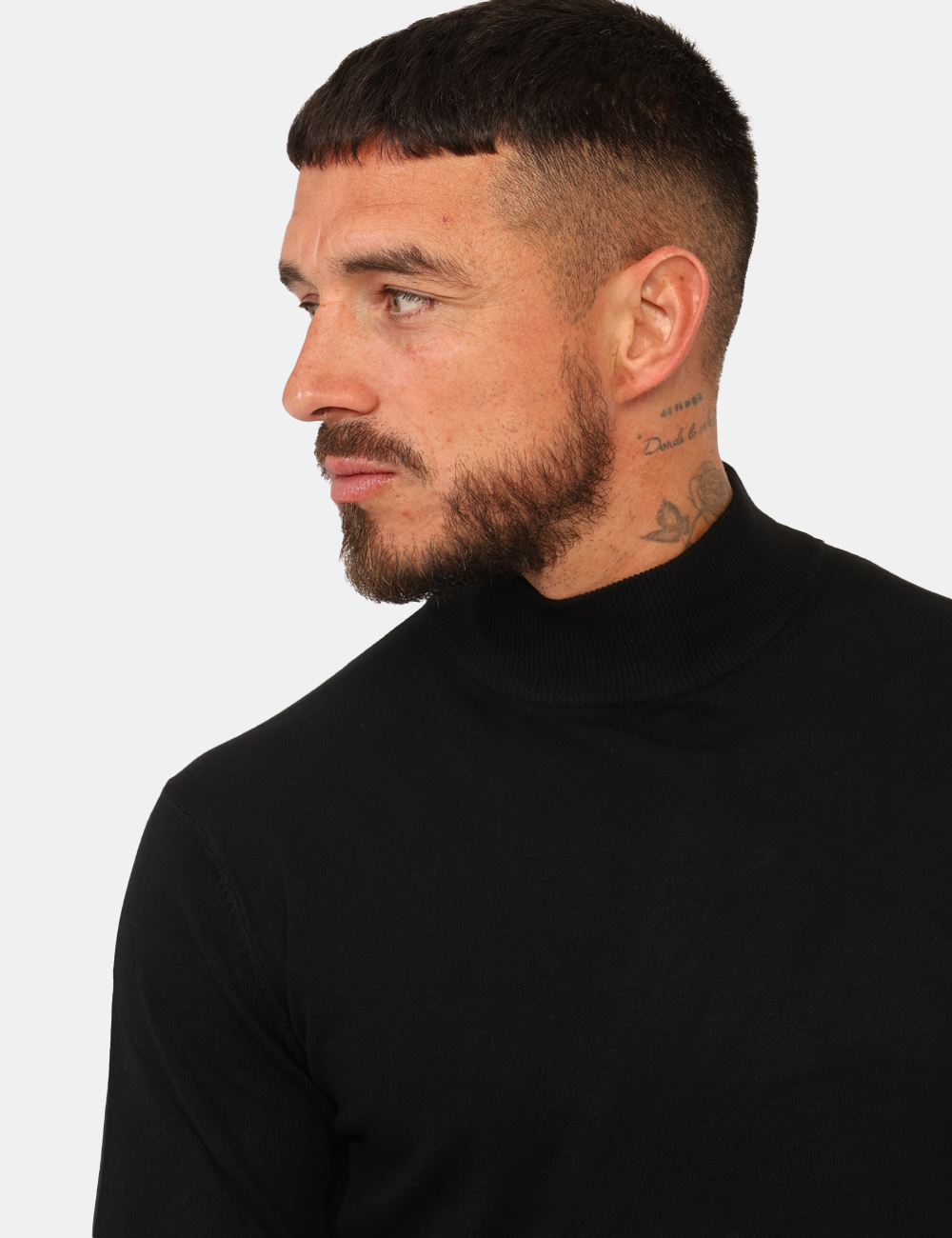 3007-900-OA_BLACK_AI25_3 Maglione Prj22. Nero - Lupetto classico, in total nero. La vestibilità è morbida e pratica. La maglia è adatta per occasioni