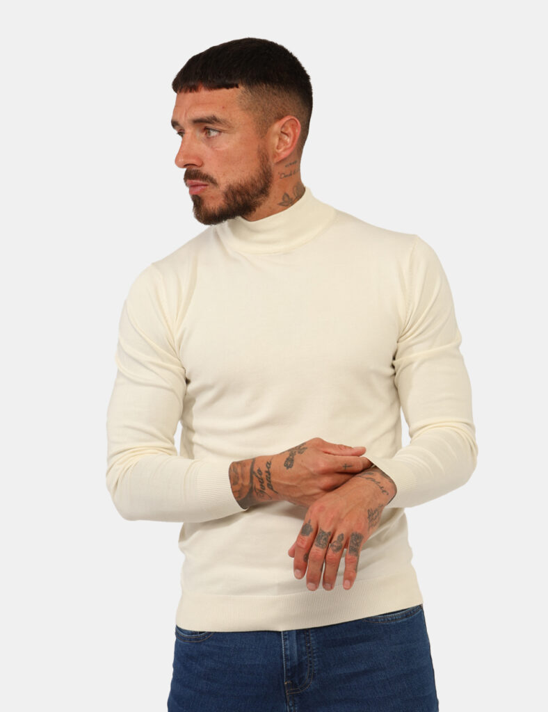 Maglione Prj22. Panna - Lupetto classico, in total panna. La vestibilità è morbida e pratica. La maglia è adatta per occasio