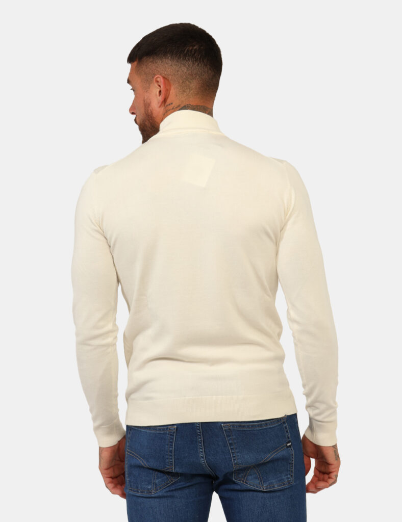 Maglione Prj22. Panna - Lupetto classico, in total panna. La vestibilità è morbida e pratica. La maglia è adatta per occasio