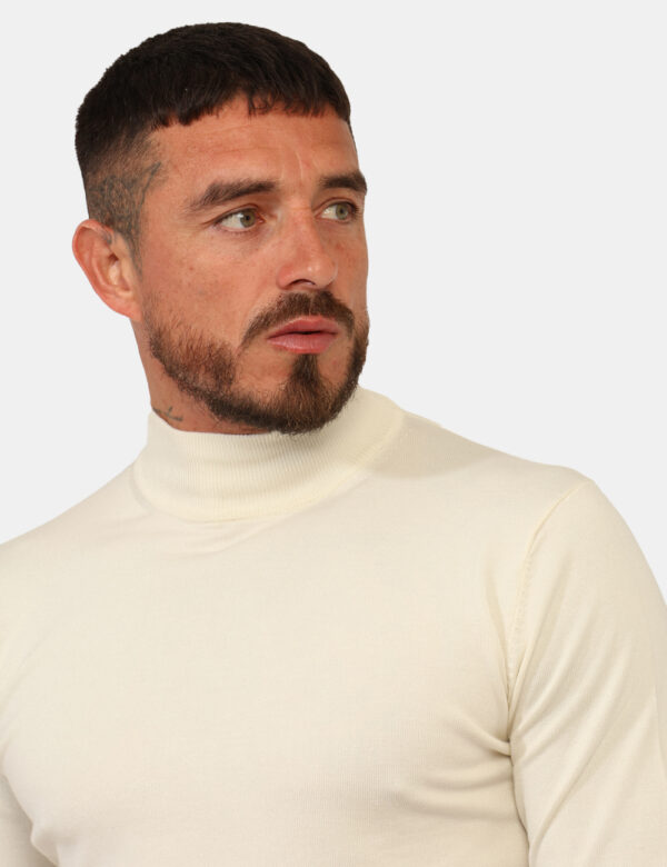 Maglione Prj22. Panna - Lupetto classico, in total panna. La vestibilità è morbida e pratica. La maglia è adatta per occasio