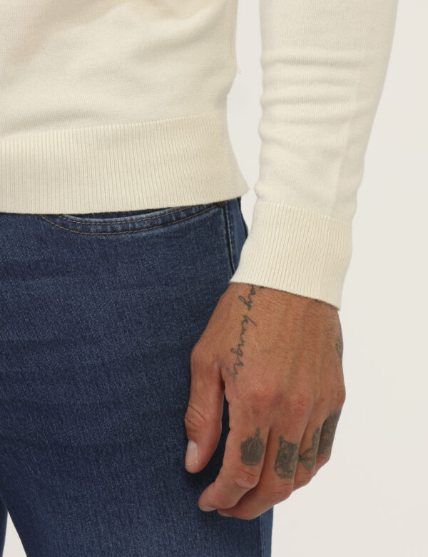 Maglione Prj22. Panna - Lupetto classico, in total panna. La vestibilità è morbida e pratica. La maglia è adatta per occasio