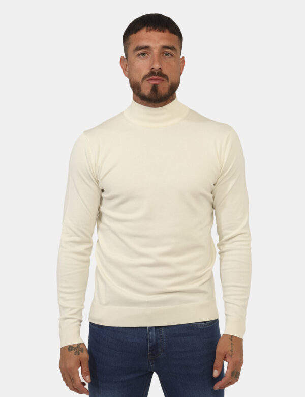 Maglione Prj22. Panna - Lupetto classico, in total panna. La vestibilità è morbida e pratica. La maglia è adatta per occasio