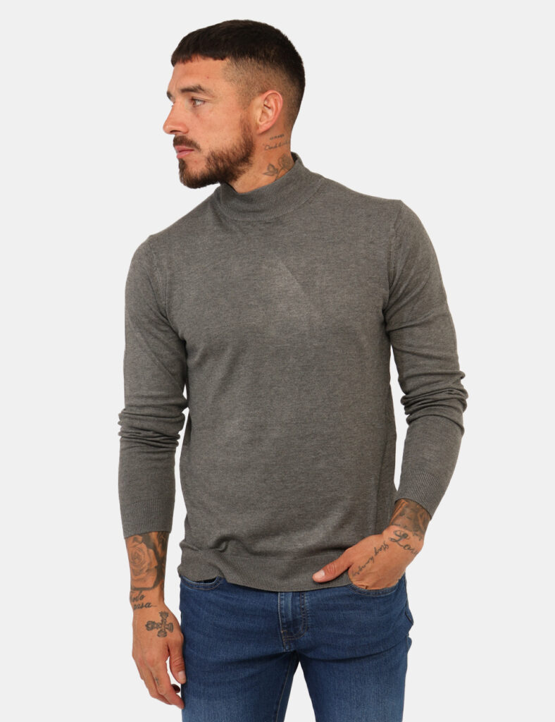 Maglione Prj22. Grigio - Lupetto classico, in total grigio fumo. La vestibilità è morbida e pratica. La maglia è adatta per