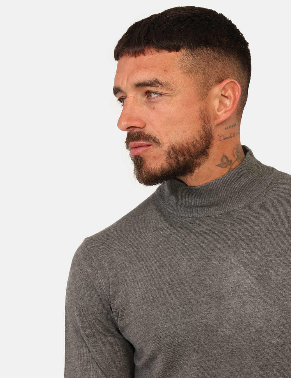 3007-900-OA_FUMO_AI25_3 Maglione Prj22. Grigio - Lupetto classico, in total grigio fumo. La vestibilità è morbida e pratica. La maglia è adatta per