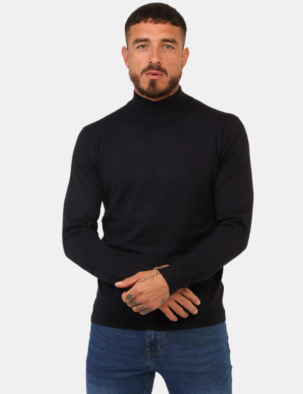 Maglione Prj22. Blu - Lupetto classico, in total blu navy. La vestibilità è morbida e pratica. La maglia è adatta per occasi