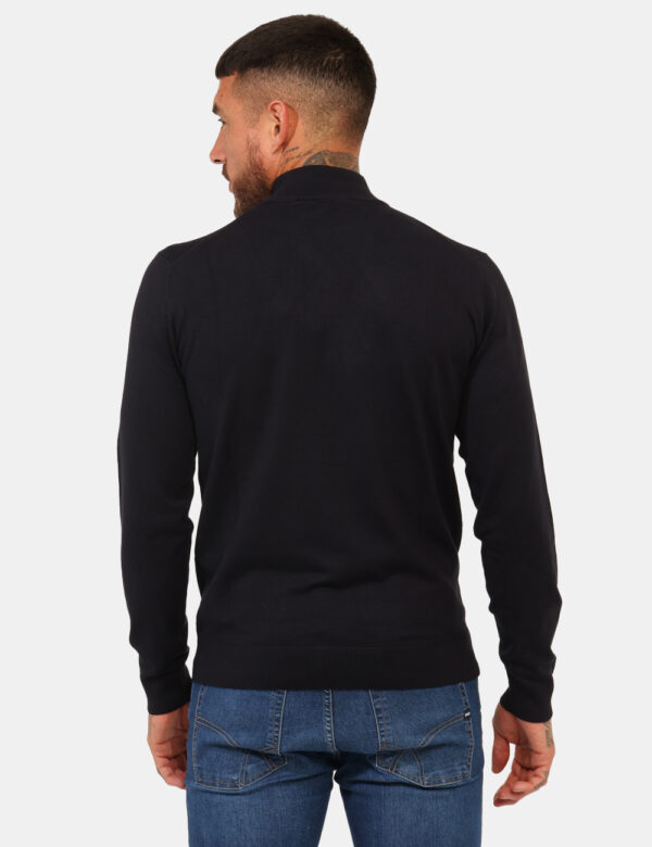 Maglione Prj22. Blu - Lupetto classico, in total blu navy. La vestibilità è morbida e pratica. La maglia è adatta per occasi