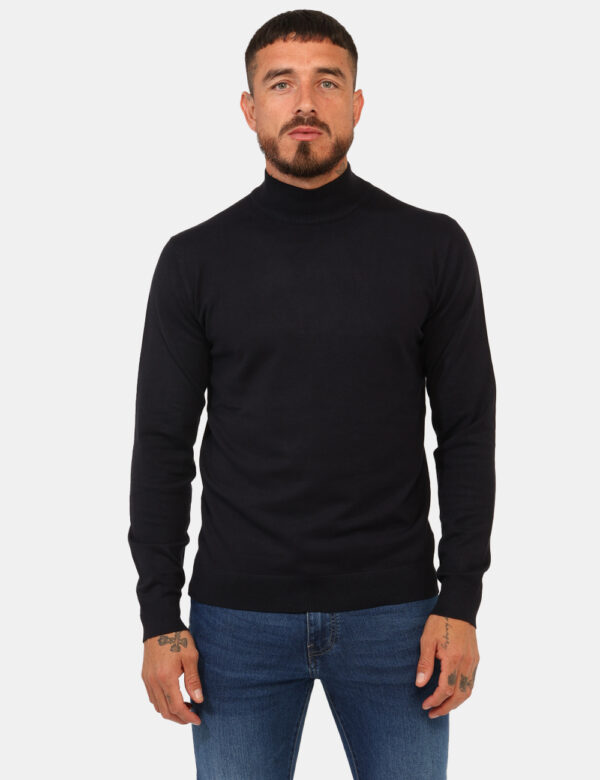 Maglione Prj22. Blu - Lupetto classico, in total blu navy. La vestibilità è morbida e pratica. La maglia è adatta per occasi
