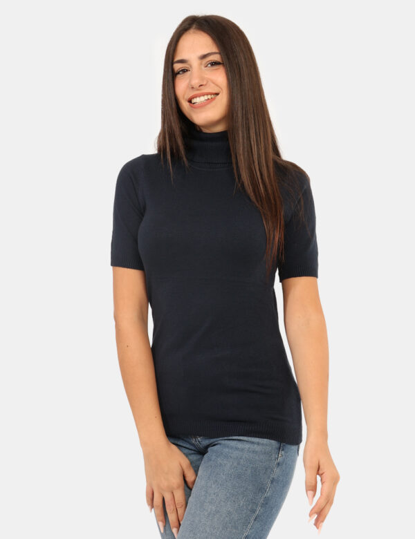 Dolcevita a maniche corte Rue De Clerie Blu - Maglioncino dolcevita total blu navy a maniche corte. La vestibilità è morbida
