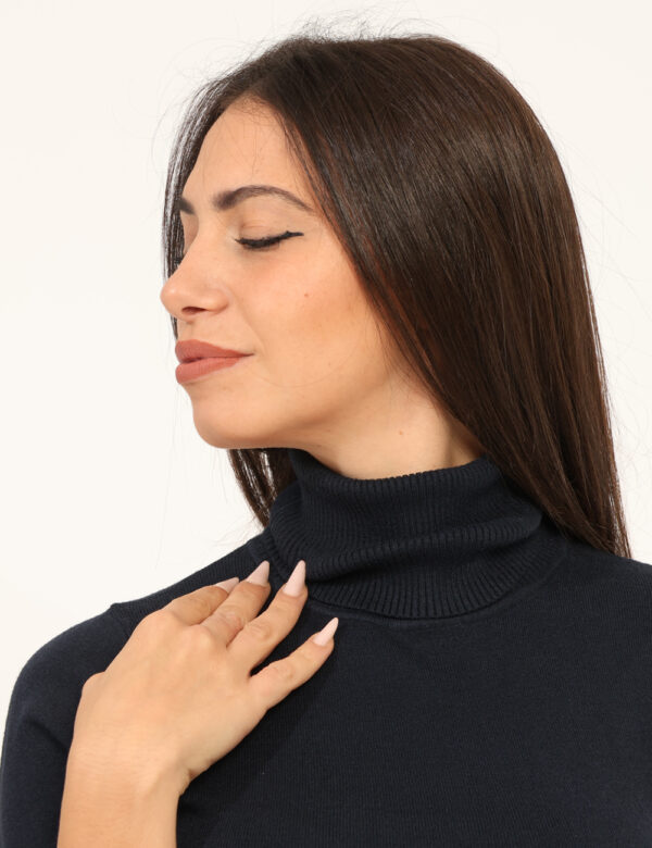 Dolcevita a maniche corte Rue De Clerie Blu - Maglioncino dolcevita total blu navy a maniche corte. La vestibilità è morbida