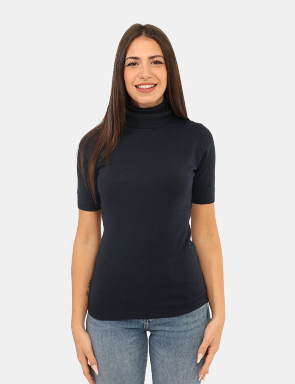 Dolcevita a maniche corte Rue De Clerie Blu - Maglioncino dolcevita total blu navy a maniche corte. La vestibilità è morbida