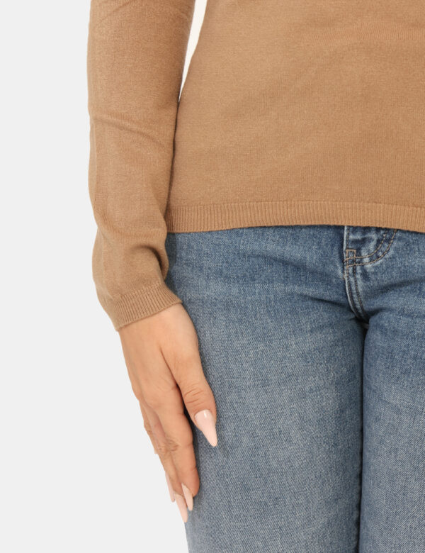 Maglione Rue De Clerie Marrone - Maglione classico a girocollo in total marrone biscotto. La vestibilità è morbida e regolar