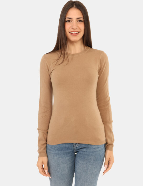 Maglione Rue De Clerie Marrone - Maglione classico a girocollo in total marrone biscotto. La vestibilità è morbida e regolar