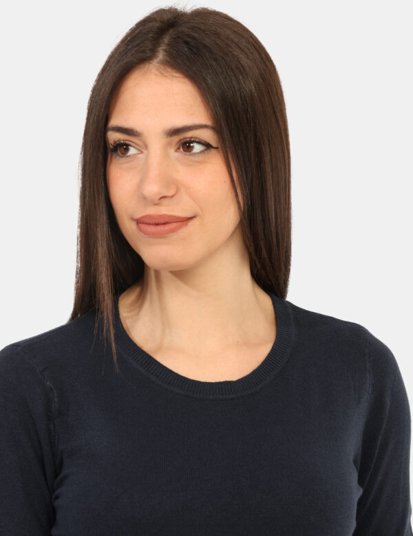 Maglione Rue De Clerie Blu - Maglione classico a girocollo in total blu navy. La vestibilità è morbida e regolare. Il maglio