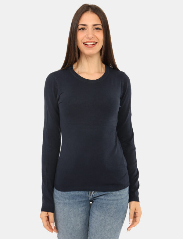 Maglione Rue De Clerie Blu - Maglione classico a girocollo in total blu navy. La vestibilità è morbida e regolare. Il maglio