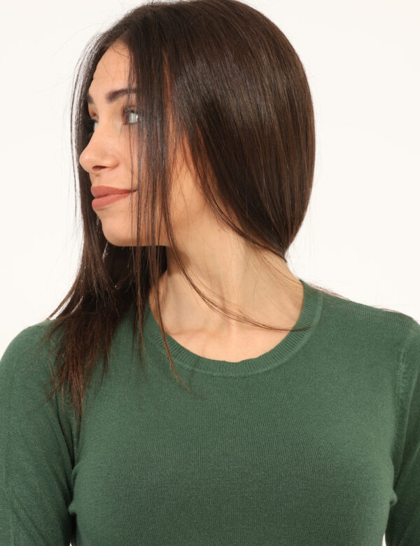 Maglione Rue De Clerie Verde - Maglione classico a girocollo in total verde. La vestibilità è morbida e regolare. Il maglion