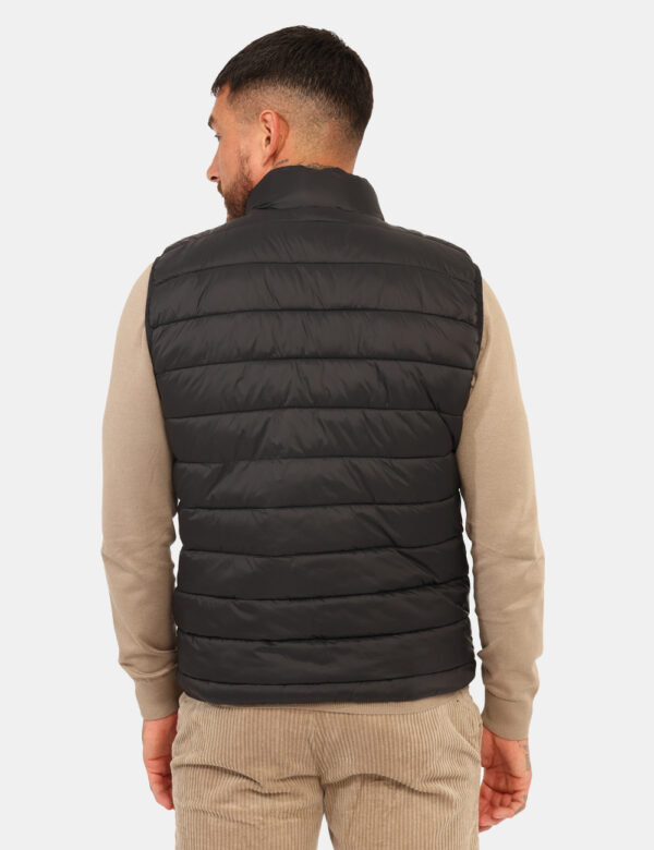 Piumino smanicato Concept83 Nero - Piumino smanicato in total nero con tasche a taglio trasversale e chiusura a zip. La vest