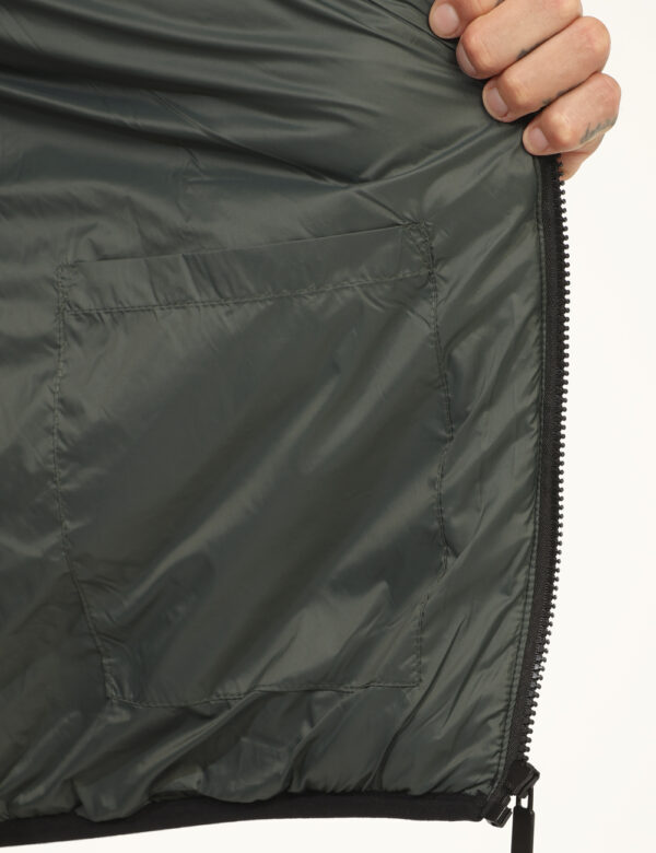 Piumino smanicato Concept83 Nero - Piumino smanicato in total nero con tasche a taglio trasversale e chiusura a zip. La vest