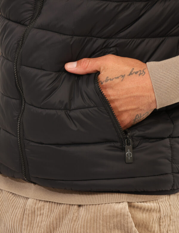 Piumino smanicato Concept83 Nero - Piumino smanicato in total nero con tasche a taglio trasversale e chiusura a zip. La vest