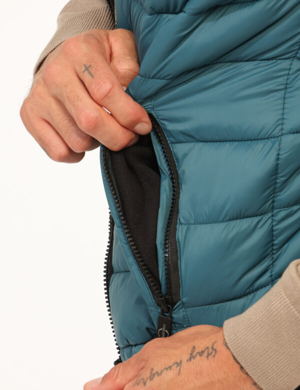 Piumino smanicato Concept83 Verde - Piumino smanicato in total verde petrolio con tasche a taglio trasversale e chiusura a z