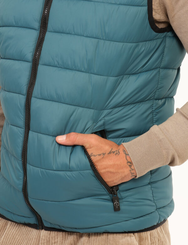 Piumino smanicato Concept83 Verde - Piumino smanicato in total verde petrolio con tasche a taglio trasversale e chiusura a z