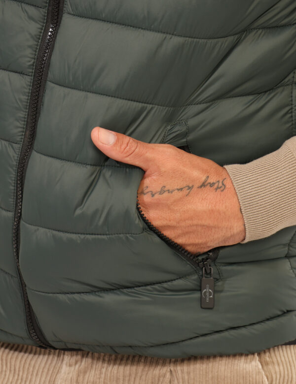 Piumino smanicato Concept83 Verde - Piumino smanicato in total verde con tasche a taglio trasversale e chiusura a zip. La ve