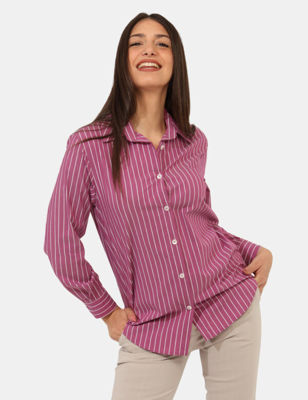 Camicia Materica Rosa - Camicia classica rigata, su base rosa con stampa bianca. La vestibilità è morbida e pratica grazie a