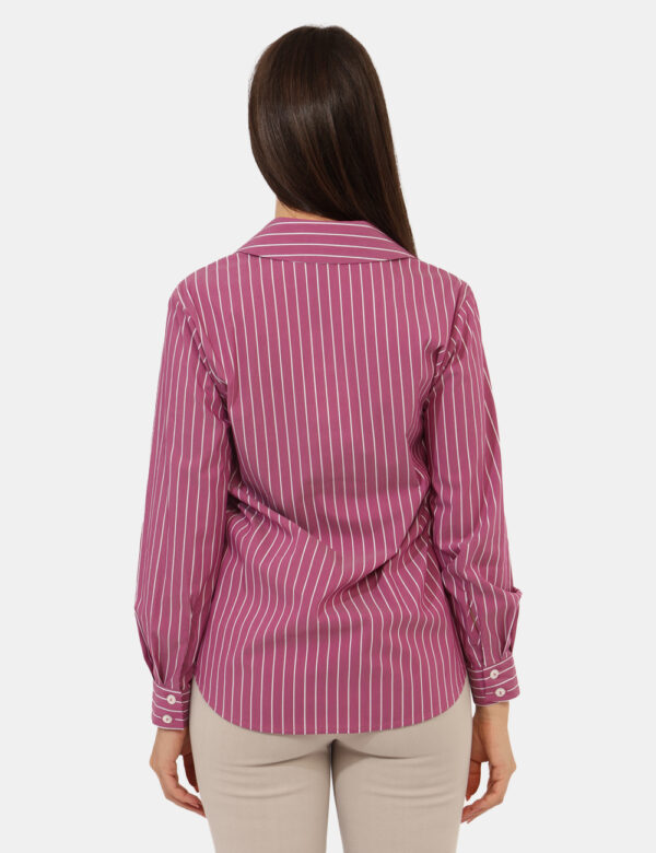 Camicia Materica Rosa - Camicia classica rigata, su base rosa con stampa bianca. La vestibilità è morbida e pratica grazie a