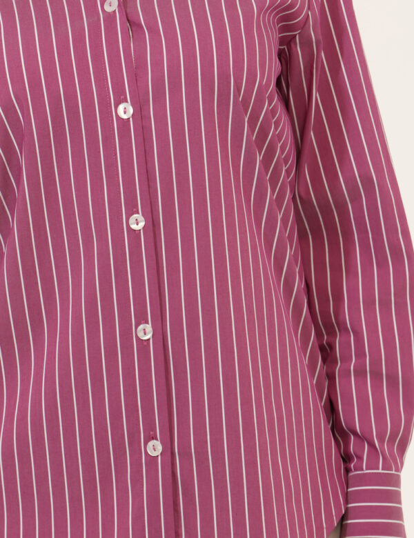 Camicia Materica Rosa - Camicia classica rigata, su base rosa con stampa bianca. La vestibilità è morbida e pratica grazie a