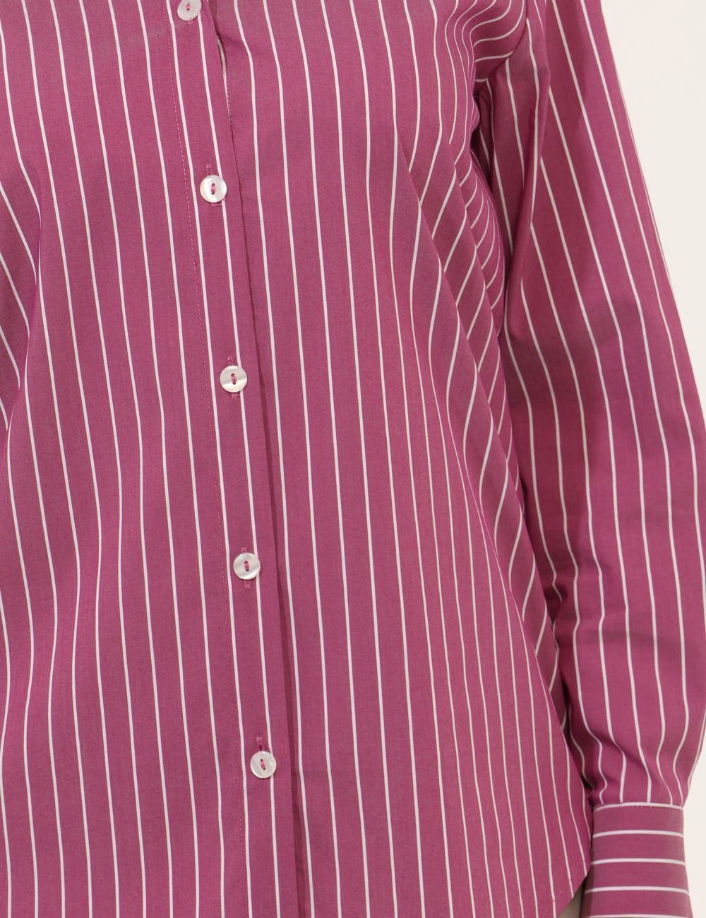 CAD01SA25-TCP217-OA_LATTE-VINO_AI25_4 Camicia Materica Rosa - Camicia classica rigata, su base rosa con stampa bianca. La vestibilità è morbida e pratica grazie a