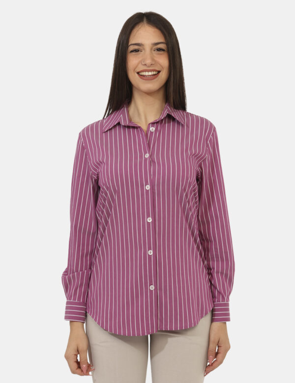 Camicia Materica Rosa - Camicia classica rigata, su base rosa con stampa bianca. La vestibilità è morbida e pratica grazie a