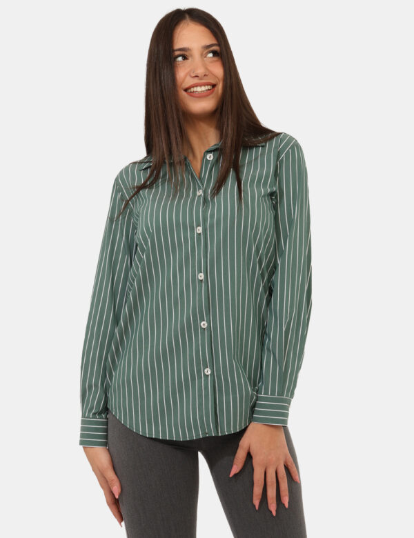 Camicia Materica Verde - Camicia classica rigata, su base verde con stampa bianca. La vestibilità è morbida e pratica grazie