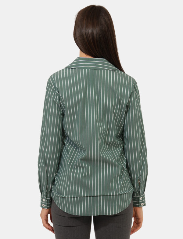 Camicia Materica Verde - Camicia classica rigata, su base verde con stampa bianca. La vestibilità è morbida e pratica grazie