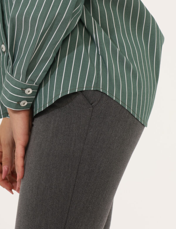 Camicia Materica Verde - Camicia classica rigata, su base verde con stampa bianca. La vestibilità è morbida e pratica grazie