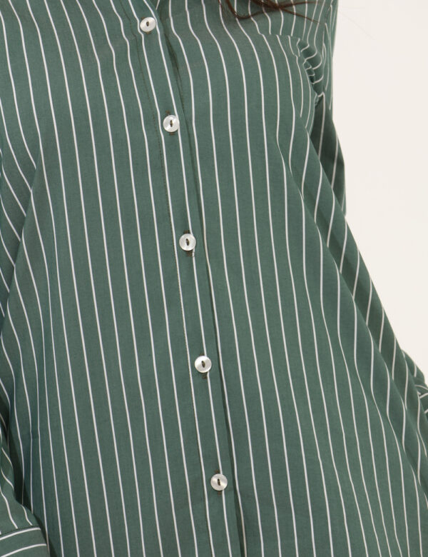 Camicia Materica Verde - Camicia classica rigata, su base verde con stampa bianca. La vestibilità è morbida e pratica grazie