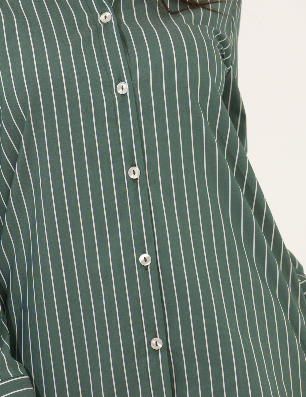 CAD01SA25-TCP217-OA_VERDE_AI25_4 Camicia Materica Verde - Camicia classica rigata, su base verde con stampa bianca. La vestibilità è morbida e pratica grazie