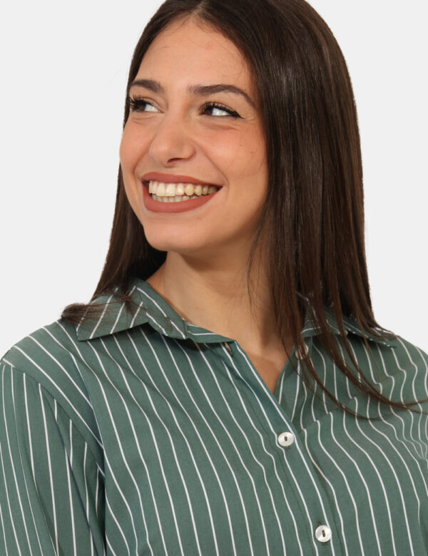 Camicia Materica Verde - Camicia classica rigata, su base verde con stampa bianca. La vestibilità è morbida e pratica grazie