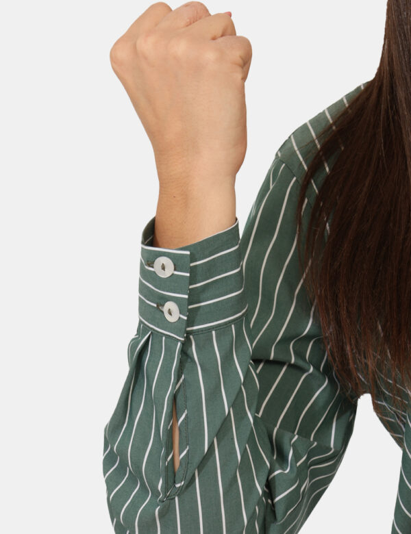 Camicia Materica Verde - Camicia classica rigata, su base verde con stampa bianca. La vestibilità è morbida e pratica grazie