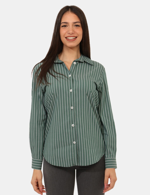 Camicia Materica Verde - Camicia classica rigata, su base verde con stampa bianca. La vestibilità è morbida e pratica grazie
