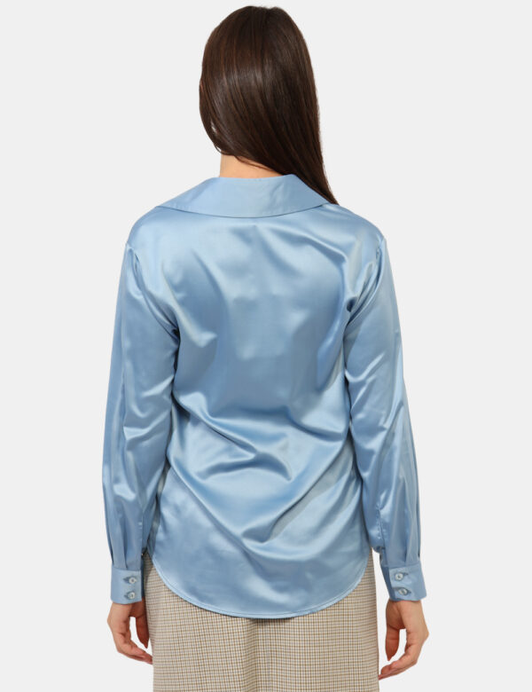 Camicia Materica Azzurro - Camicia elegante in total azzurro lucido, tessuto simil seta. La vestibilità è morbida e pratica