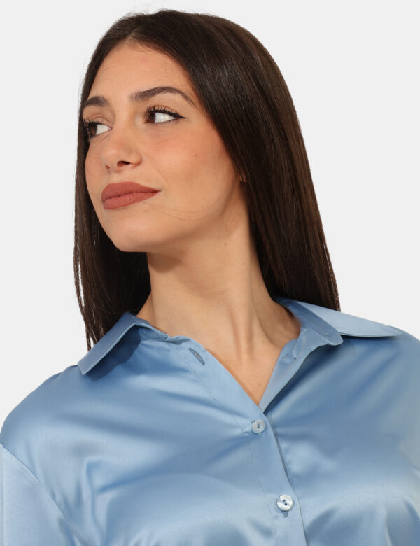 Camicia Materica Azzurro - Camicia elegante in total azzurro lucido, tessuto simil seta. La vestibilità è morbida e pratica