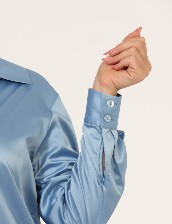 Camicia Materica Azzurro - Camicia elegante in total azzurro lucido, tessuto simil seta. La vestibilità è morbida e pratica
