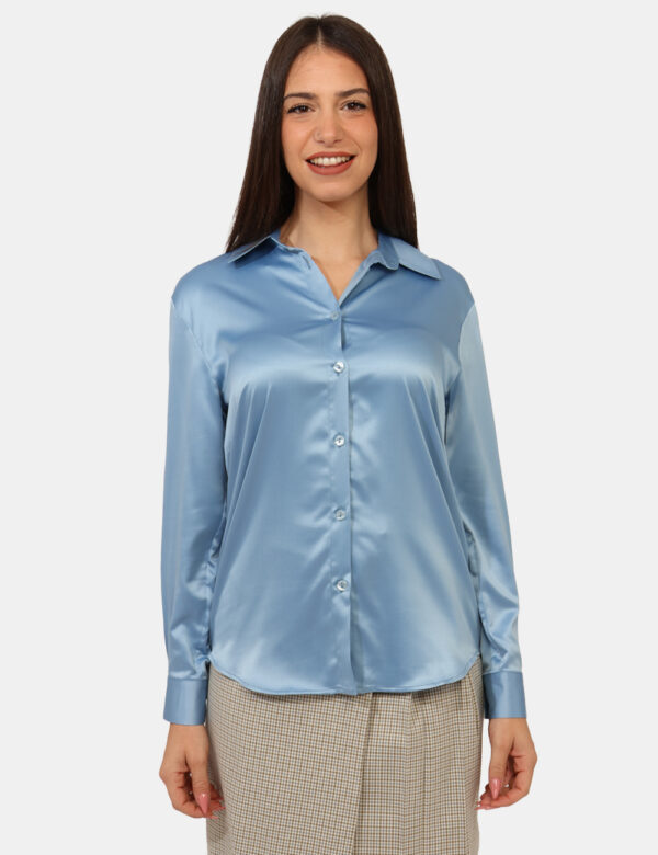 Camicia Materica Azzurro - Camicia elegante in total azzurro lucido, tessuto simil seta. La vestibilità è morbida e pratica