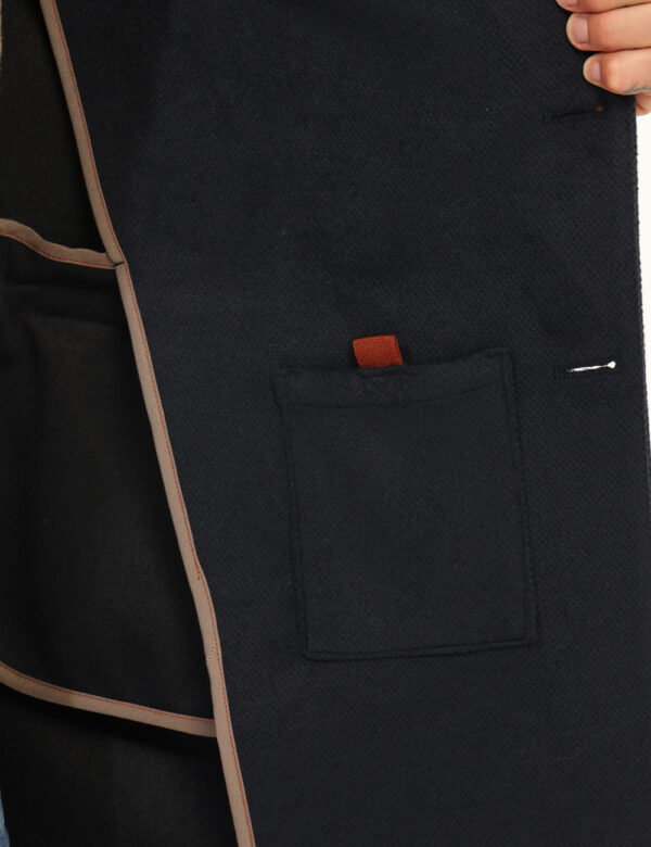 Cappotto Prj22. Blu - Cappotto classico, in total blu con tasche fake coordinate. La vestibilità è morbida e pratica grazie