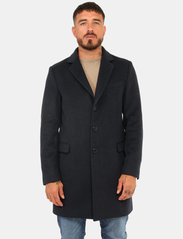 Cappotto Prj22. Blu - Cappotto classico, in total blu con tasche fake coordinate. La vestibilità è morbida e pratica grazie