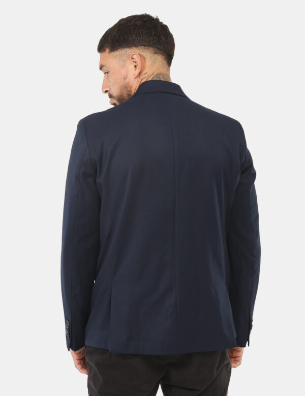 Giacca Fred Mello Blu - Giacca elegante in total blu, con taschino ad altezza cuore e fake tasche. La vestibilità è morbida