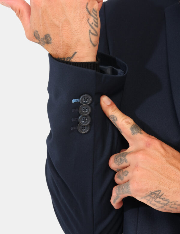 Giacca Fred Mello Blu - Giacca elegante in total blu, con taschino ad altezza cuore e fake tasche. La vestibilità è morbida