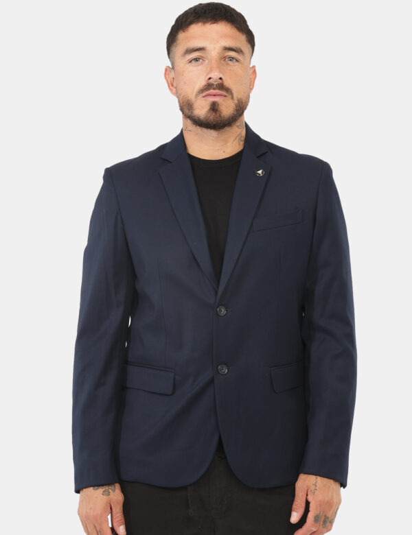 Giacca Fred Mello Blu - Giacca elegante in total blu, con taschino ad altezza cuore e fake tasche. La vestibilità è morbida