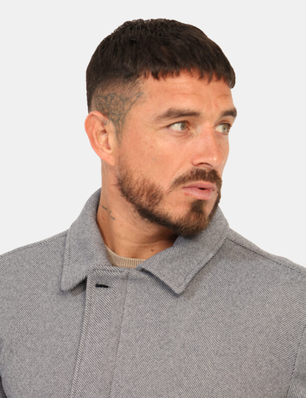 Cappotto Prj22. Grigio - Cappotto corto su fantasia rigata grigio/blu con tasche a taglio trasversale e chiusura a bottone.
